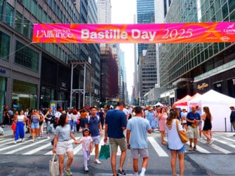 Bastille Day à New York - Bannière sur Madison Avenue